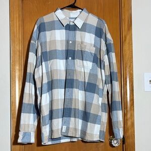 Hollister Men's Blue and Tan Plaid Shirt Size XL.